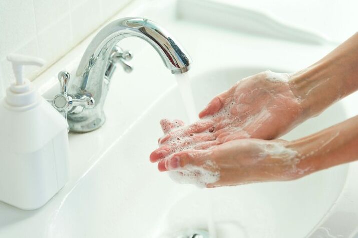 Lave as mans con xabón para evitar vermes