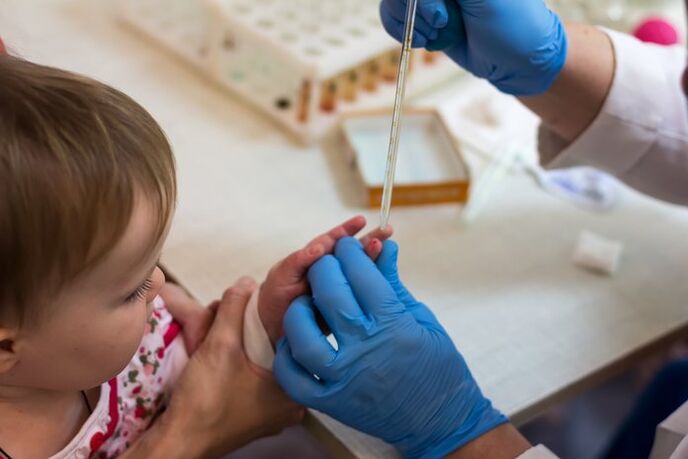 Diagnóstico de helmintiasis nun neno mediante unha análise de sangue