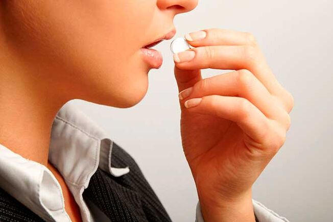 Tomando pastillas para desparasitar